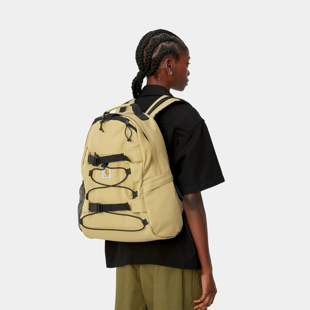 Sac à dos Carhartt WIP Kickflip porté par un mannequin, avec bretelles rembourrées pour un confort optimal et style streetwear.