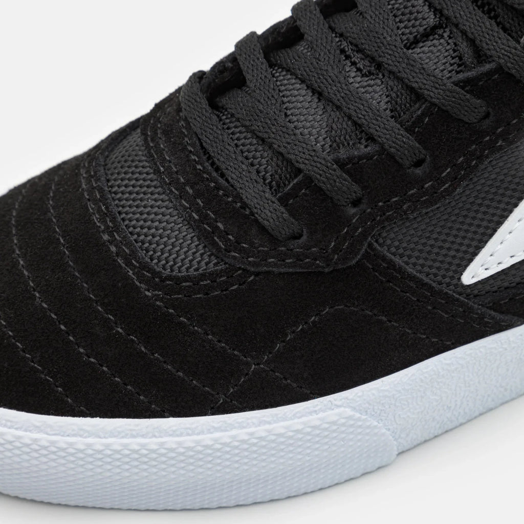 Chaussures Lakai Cambridge Black/White zoom sur la pointe de la chaussures