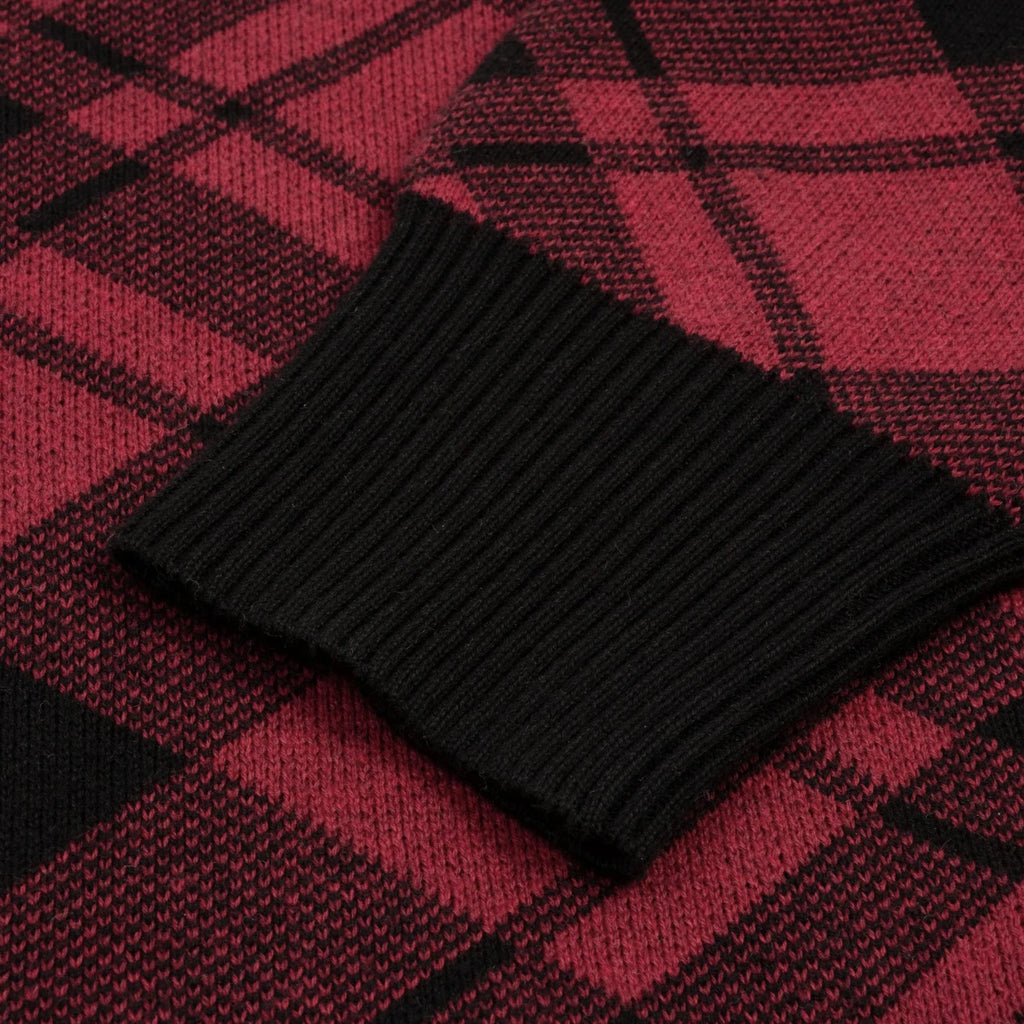 Pull Yardsale Knit Plaid Red Black en coton, coupe regular, motif carreaux rétro – Yagö Skateshop Mons. Vue sur la manche