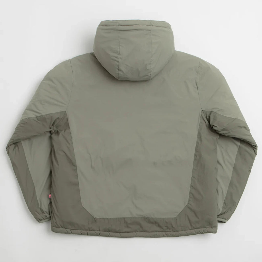 Veste Polar Skate Co. Kodak Insulated Vetiver en nylon ripstop avec isolation Primaloft Black 100 g, capuche ajustable et logo 3M – dispo à Mons. Vue de dos