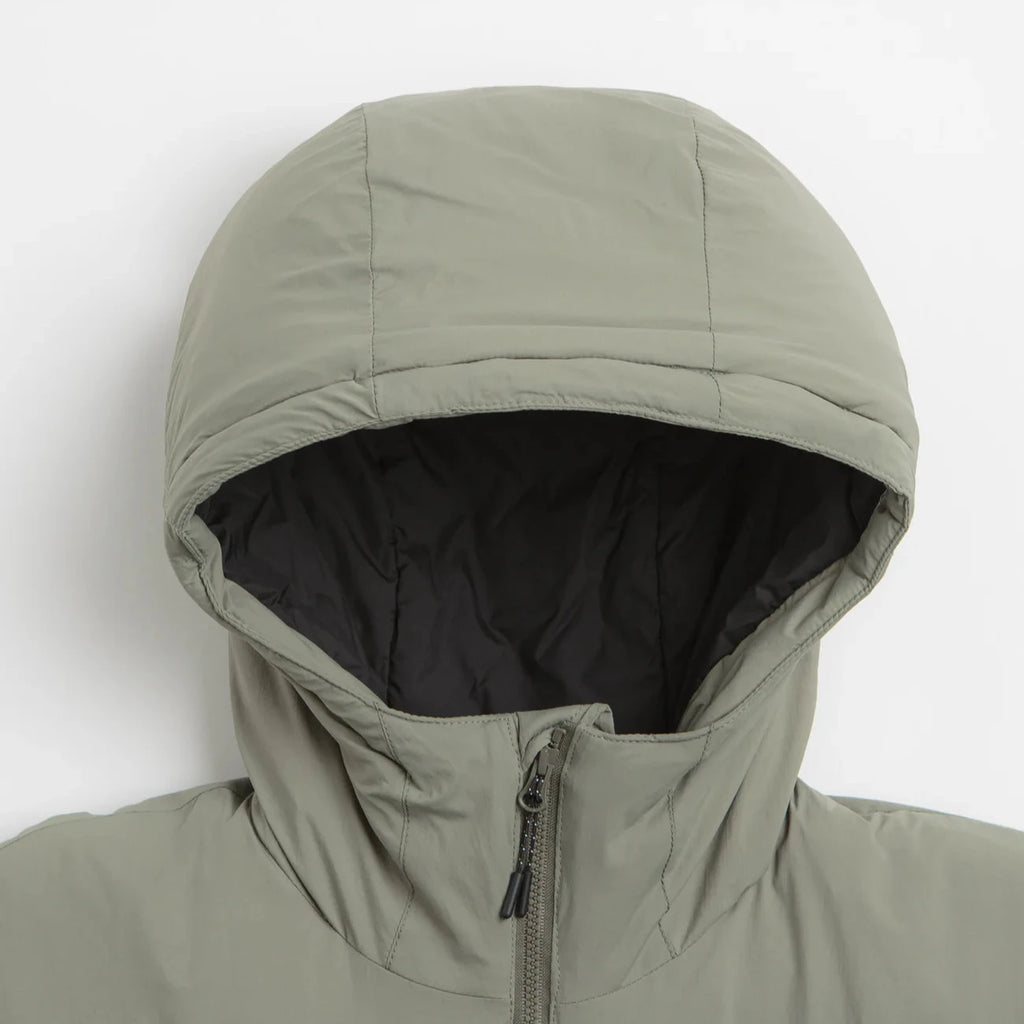 Veste Polar Skate Co. Kodak Insulated Vetiver en nylon ripstop avec isolation Primaloft Black 100 g, capuche ajustable et logo 3M – dispo à Mons. Vue sur la capuche