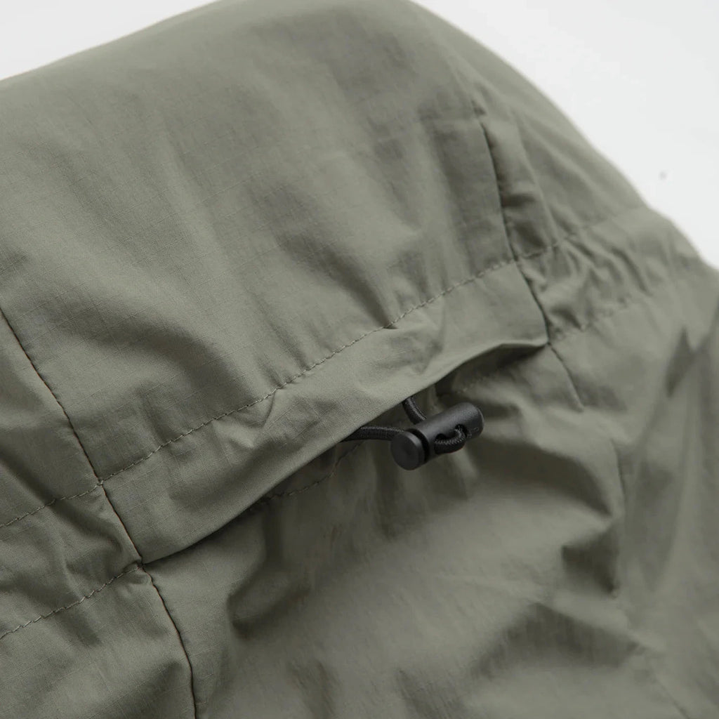 Veste Polar Skate Co. Kodak Insulated Vetiver en nylon ripstop avec isolation Primaloft Black 100 g, capuche ajustable et logo 3M – dispo à Mons. Vue sur le cordon de serrage de la capuche