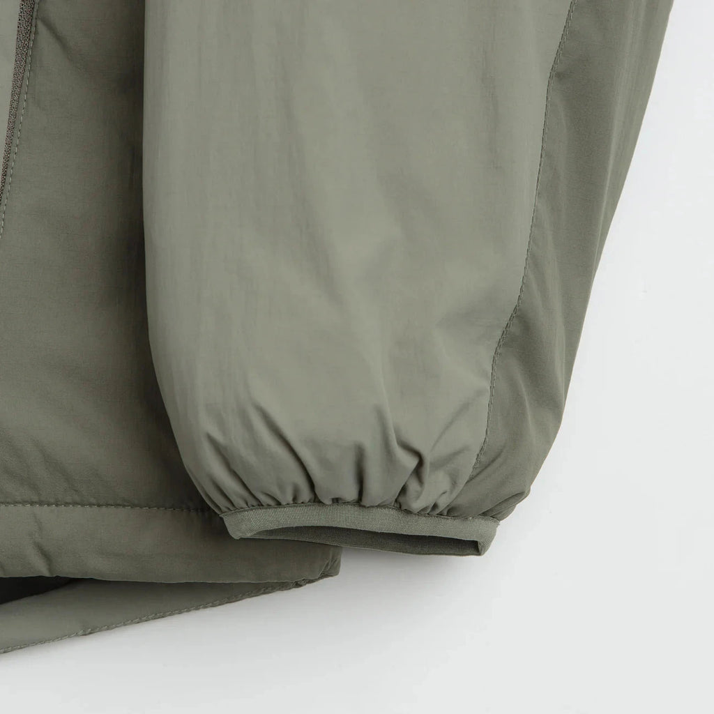 Veste Polar Skate Co. Kodak Insulated Vetiver en nylon ripstop avec isolation Primaloft Black 100 g, capuche ajustable et logo 3M – dispo à Mons. Vue sur les élastiques de serrage des manches