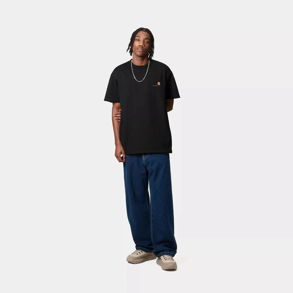 Carhartt WIP S/S american Script T-shirt Black porté par un mannequin vu de face en entier