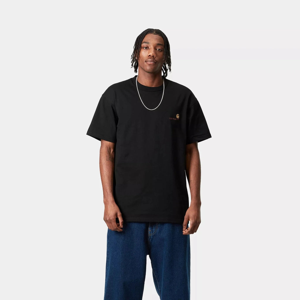 Carhartt WIP S/S american Script T-shirt Black porté par un mannequin vu de face