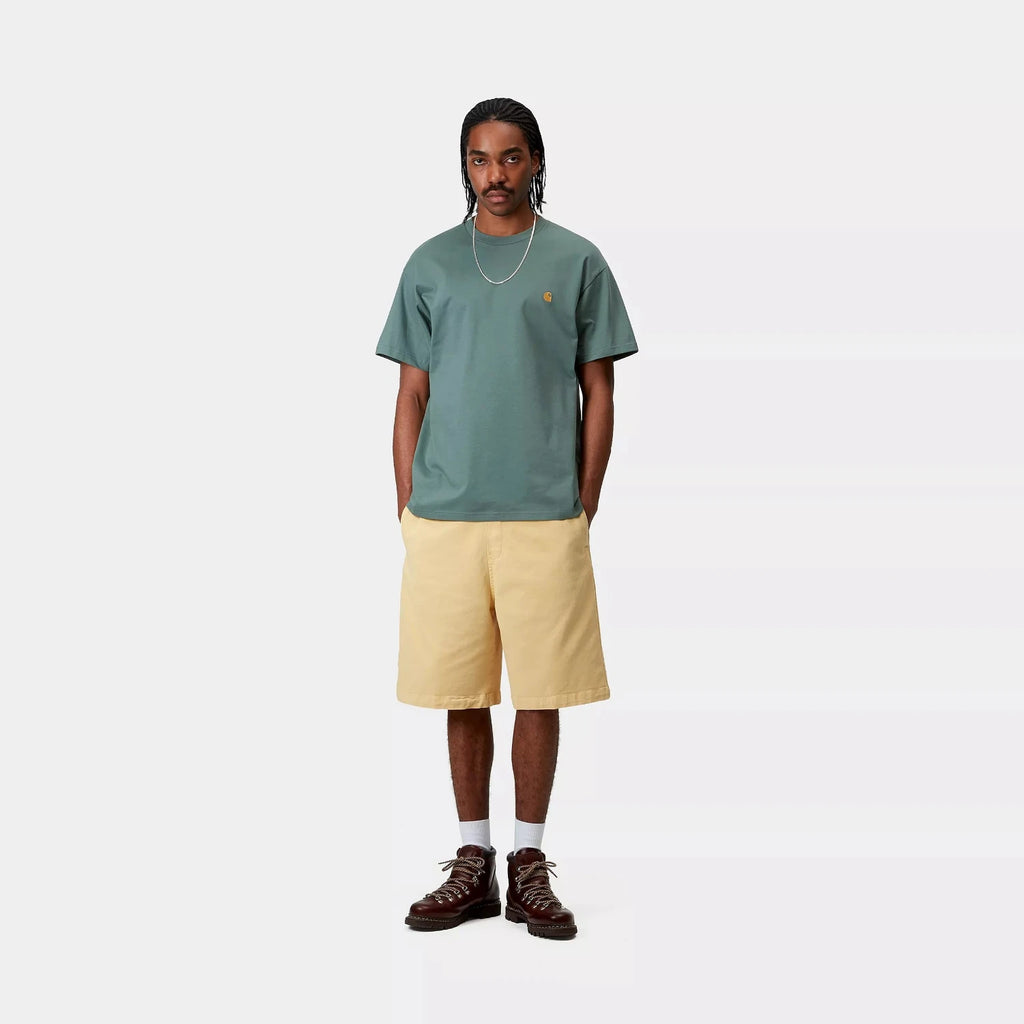 T-shirt Carhartt WIP Chase Silver Pine Gold porté par un mannequin vu de face en entier