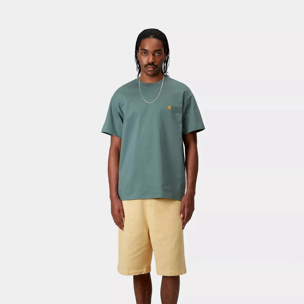 T-shirt Carhartt WIP Chase Silver Pine Gold porté par un mannequin vu de face