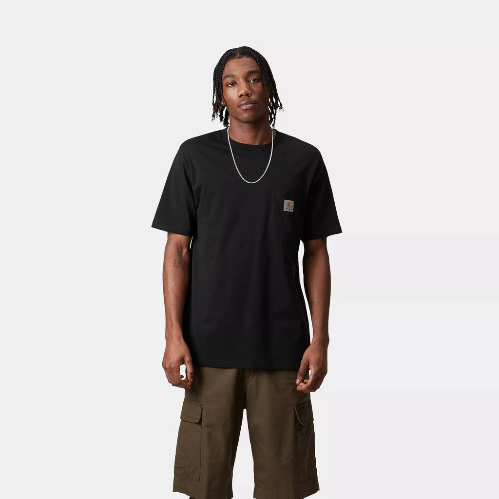 Carhartt WIP S/S Pocket T-shirt Black vu de face porté par un mannequin 