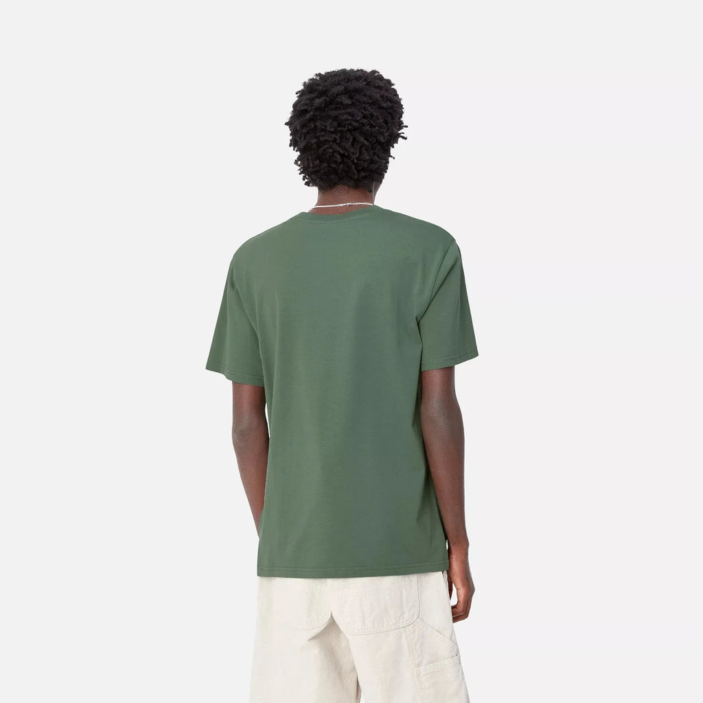 T-shirt Carhartt WIP Pocket Duck Green vu de dos porté par un mannequin 