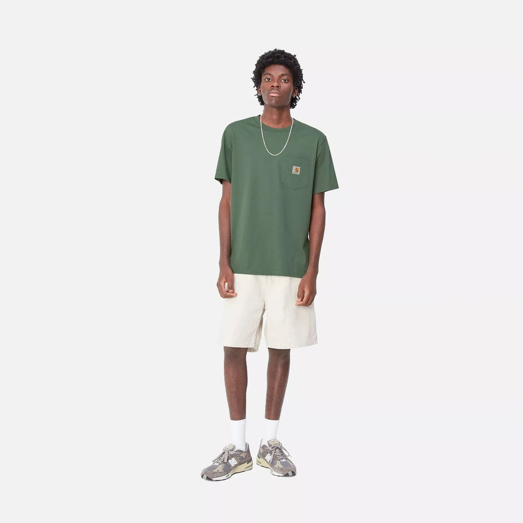 T-shirt Carhartt WIP Pocket Duck Green porté par un mannequin vu de face en entier