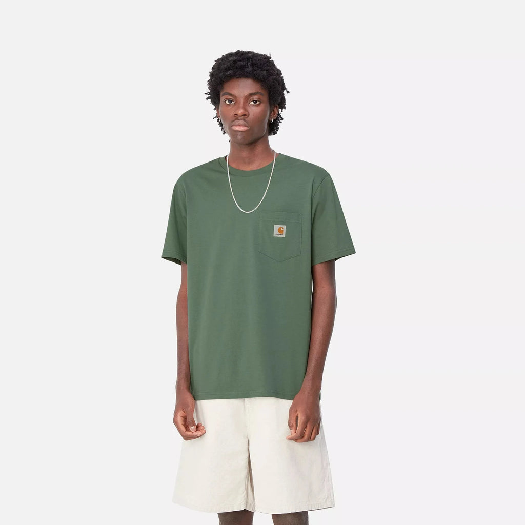 T-shirt Carhartt WIP Pocket Duck Green vu de face porté par un mannequin 