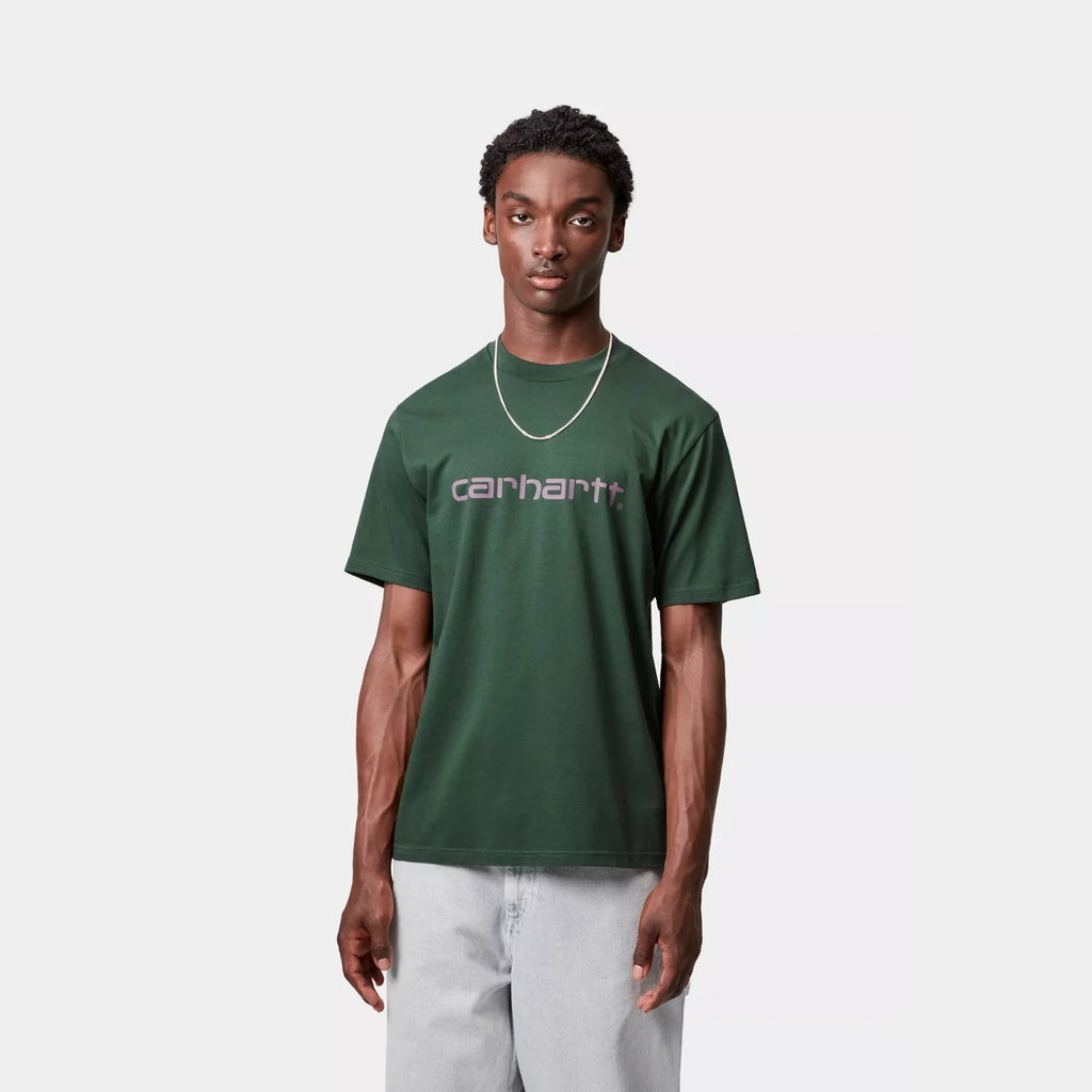 Carhartt WIP S/S Script T-Shirt Sycamore Tree/Phlox coton coupe regular avec logo imprimé – skateshop Mons. Porté par un mannequin