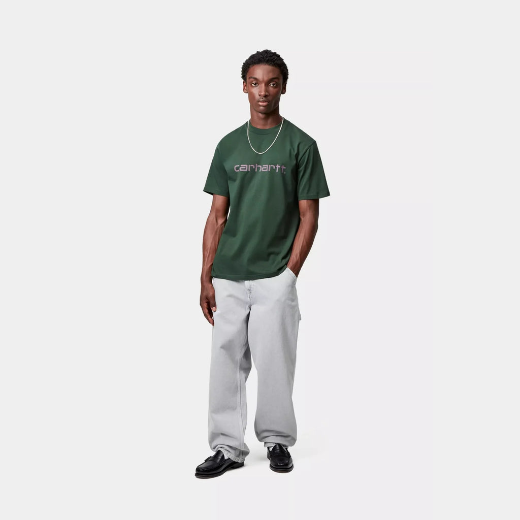 Carhartt WIP S/S Script T-Shirt Sycamore Tree/Phlox coton coupe regular avec logo imprimé – skateshop Mons. Porté par un mannequin vu entièrement