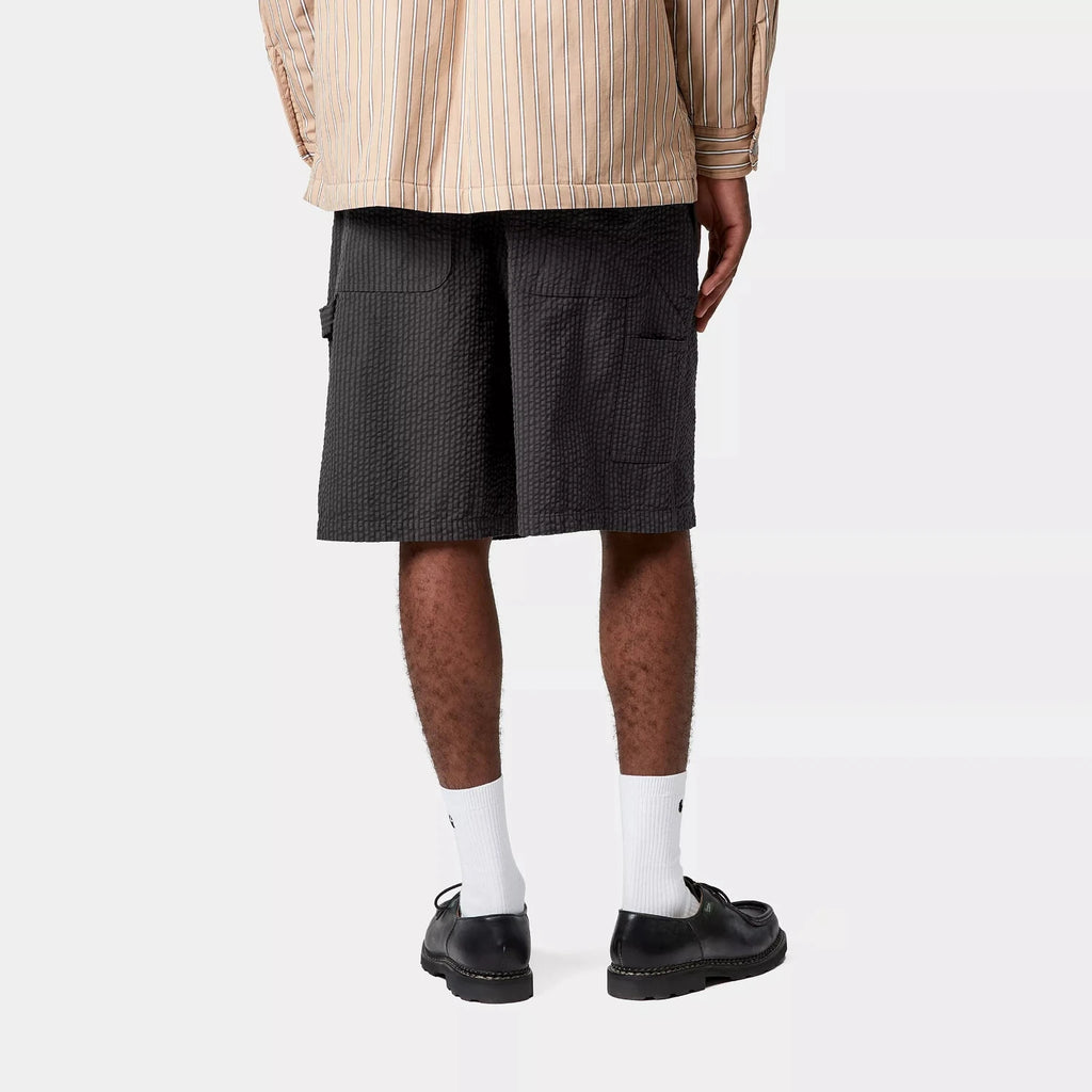 Carhartt WIP Toland Short Stripe Black vu de dos porté par un mannequin