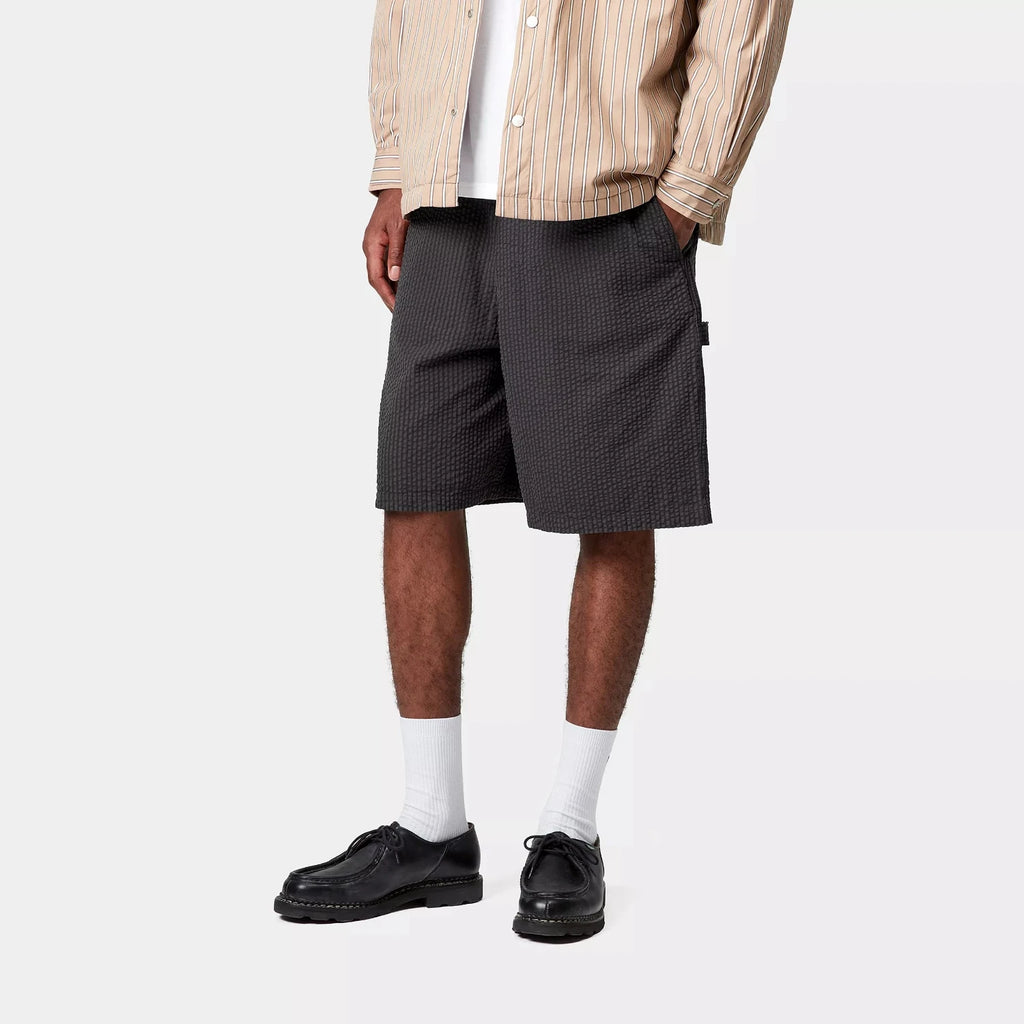 Carhartt WIP Toland Short Stripe Black vu de 3/4 face porté par un mannequin