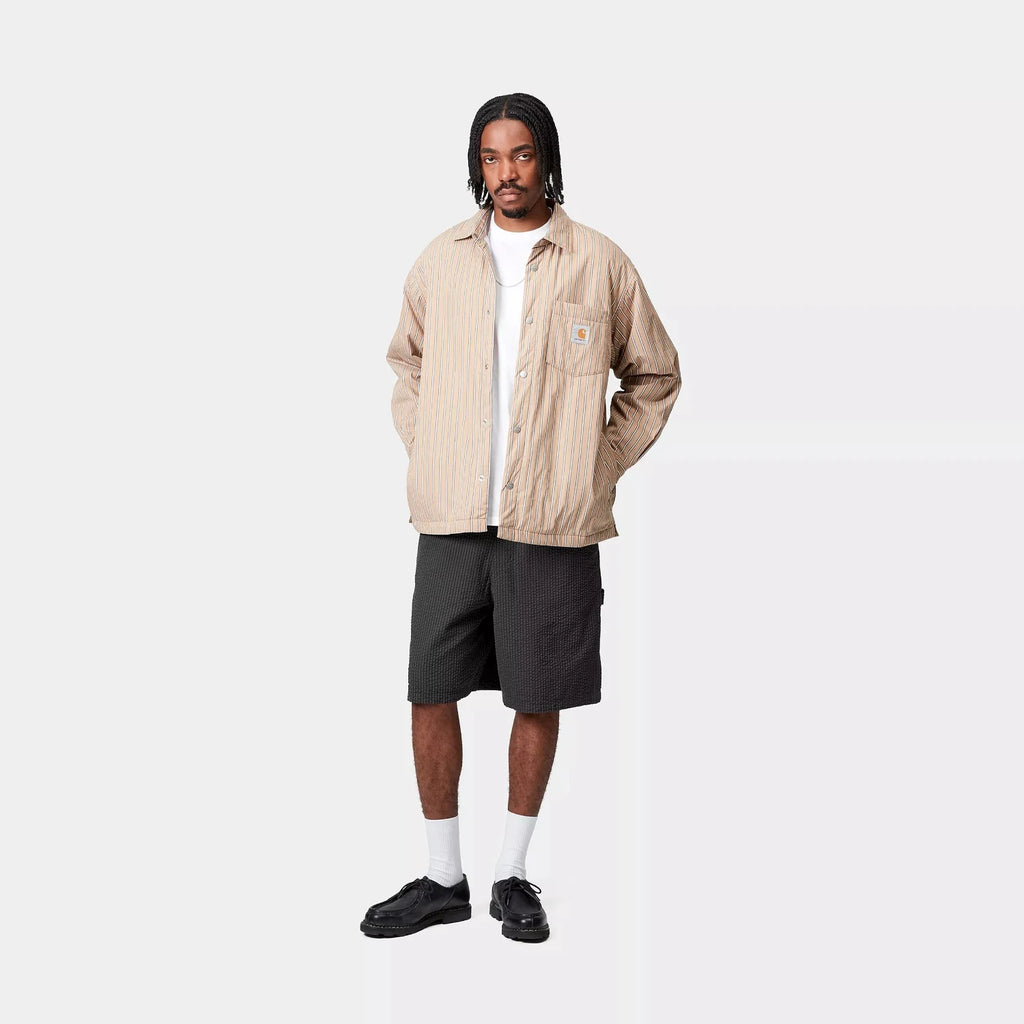 Carhartt WIP Toland Short Stripe Black vu de face porté par un mannequin vu en entier