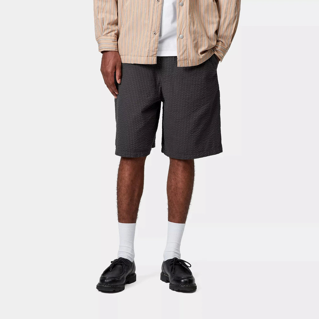 Carhartt WIP Toland Short Stripe Black vu de face porté par un mannequin