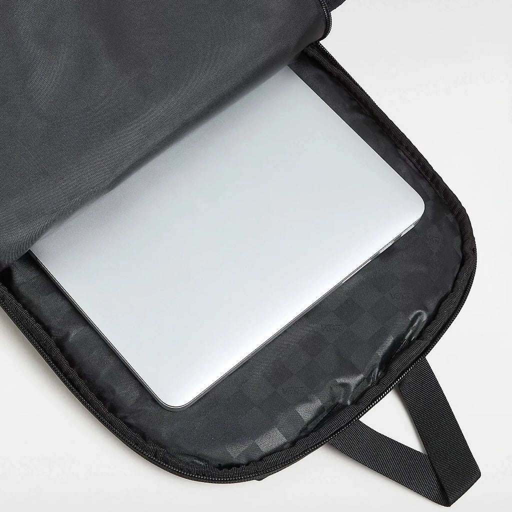 Zoom sur la poche avec un laptop dans le sac à dos Original Noir, tissu CORDURA® durable.