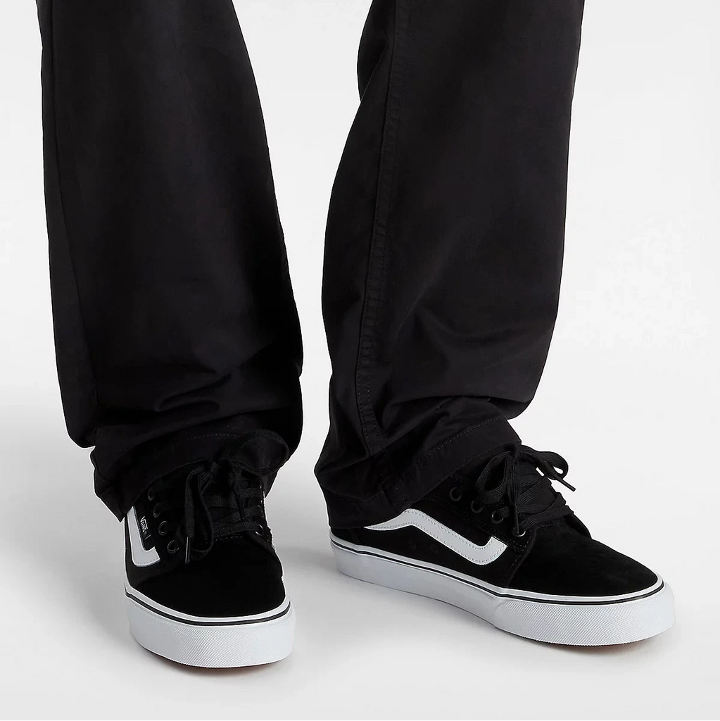 Mannequin portant les chaussures Vans Chukka Low Black White vue de face