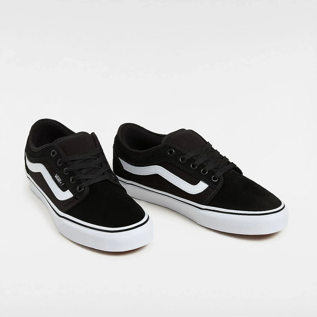 Paire de chaussures Vans Chukka Low Black White vue de 3/4 face 