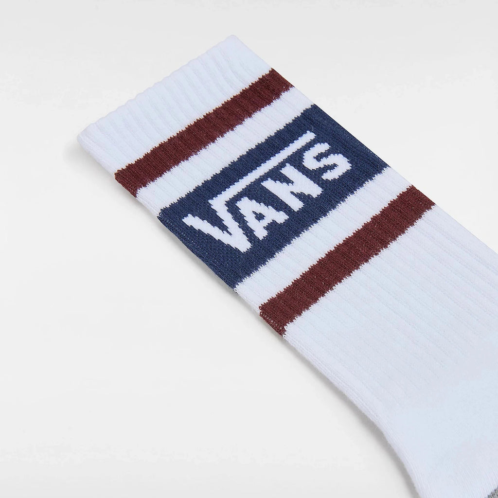 Détail du logo Vans® en jacquard sur les chaussettes Vans Drop V Crew marron, disponibles chez Yagö skateshop à Mons et Saint-Ghislain.