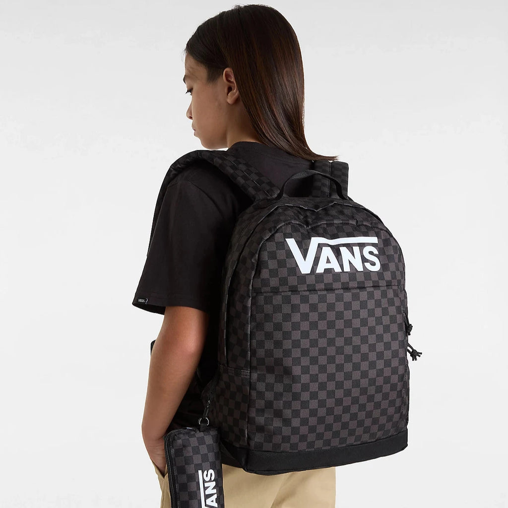 Sac à dos Vans Skool gris porté, illustrant sa taille compacte et son style moderne.