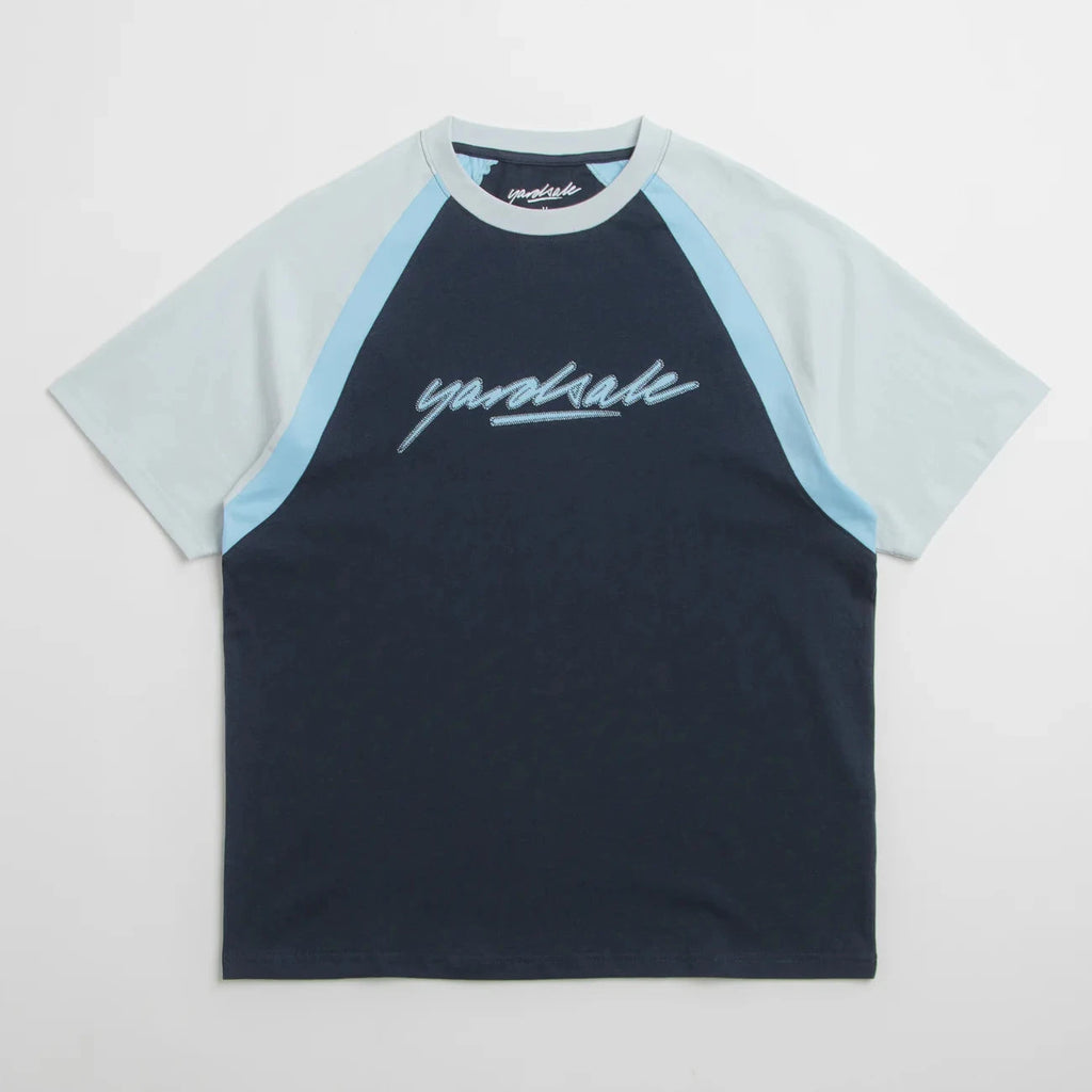 T-shirt skate Yardsale Daze Bleu en coton avec manches raglan et logo brodé – disponible à Mons chez Yagö Skateshop.