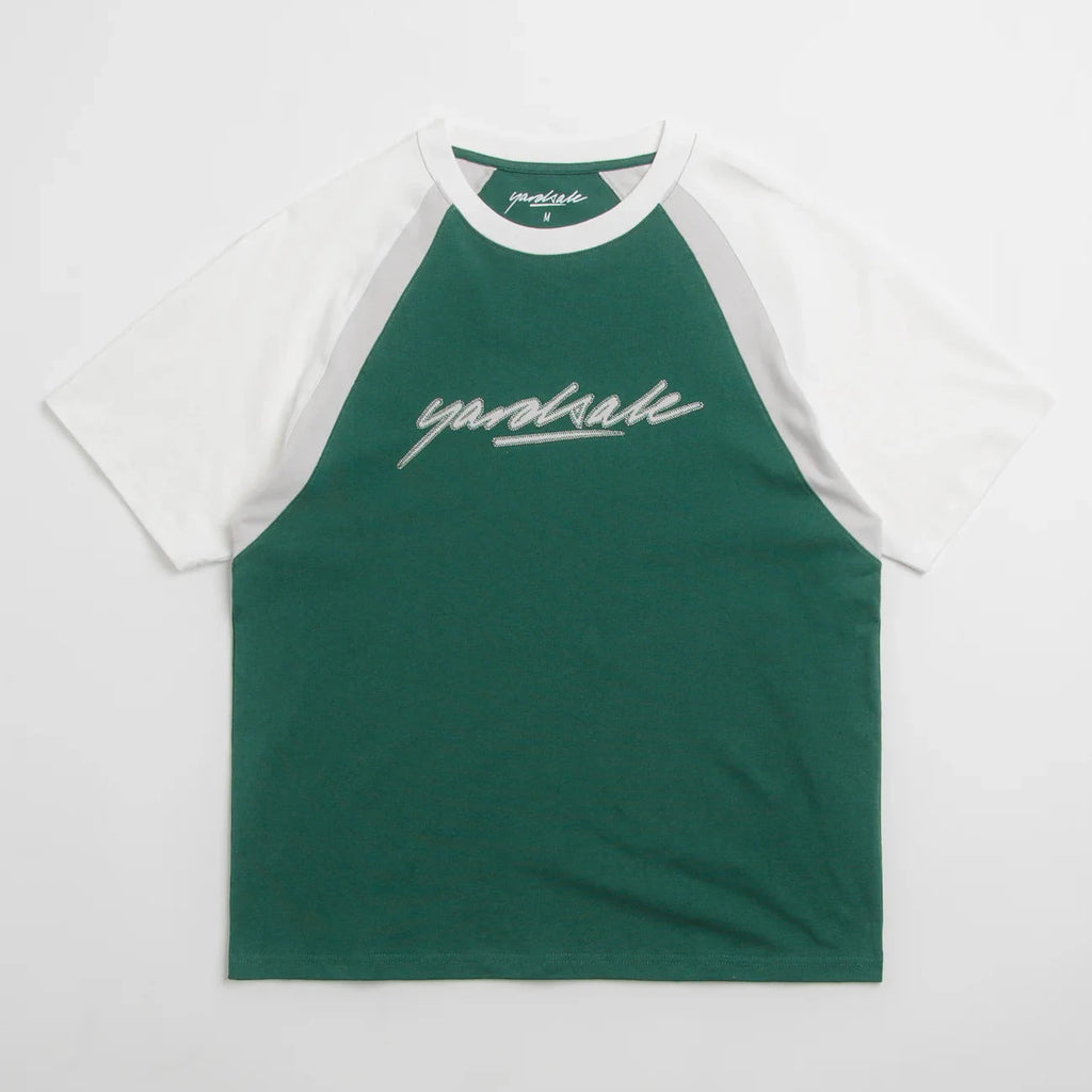 Yardsale Daze T-Shirt vert en coton, manches raglan contrastées, col rayé et logo brodé. Skatewear Mons Saint-Ghislain.