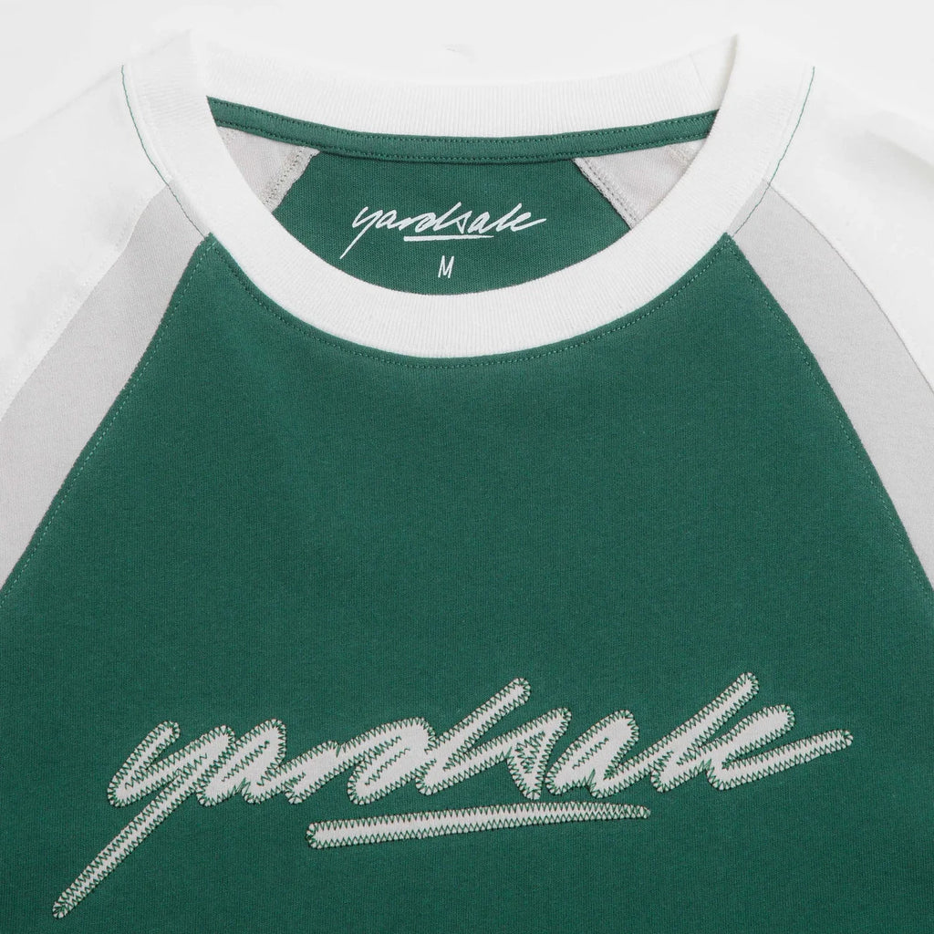 Yardsale Daze T-Shirt vert en coton, manches raglan contrastées, col rayé et logo brodé. Skatewear Mons Saint-Ghislain. Zoom sur le col
