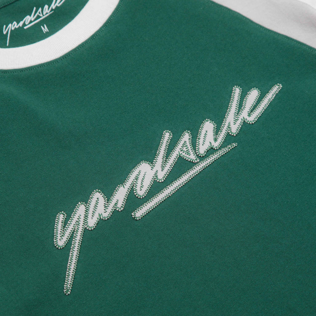 Yardsale Daze T-Shirt vert en coton, manches raglan contrastées, col rayé et logo brodé. Skatewear Mons Saint-Ghislain. Zoom sur le logo brodé
